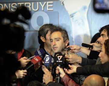 Larroque le reprocha a la oposición tomar la agenda de los grupos de medios