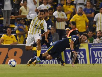 Nandez cae mientras Pachi Carrizo se lleva la pelota