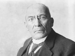 En 1913 el rey Alfonso XIII, de España, reconoce al gobierno del general Huerta. En 1913 el rey Alfonso XIII, de España, reconoce al gobierno del general Huerta.