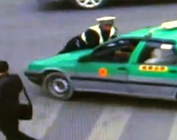 Taxista se lleva a policía en el capot para zafar de la multa