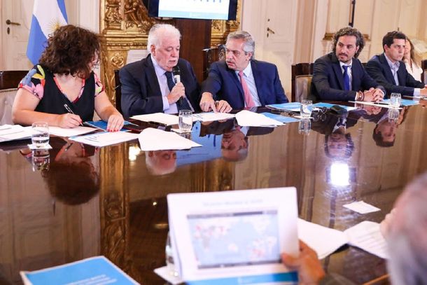 Alberto Fern&aacute;ndez en la reuni&oacute;n de Gabinete por el coronavirus