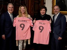 Javier Milei posó con la camiseta autografiada de Lionel Messi: Con cariño...