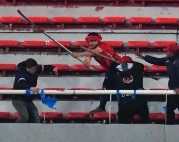 Impactante: un barra golpeó con un fierro a un joven hincha de la U. de Chile