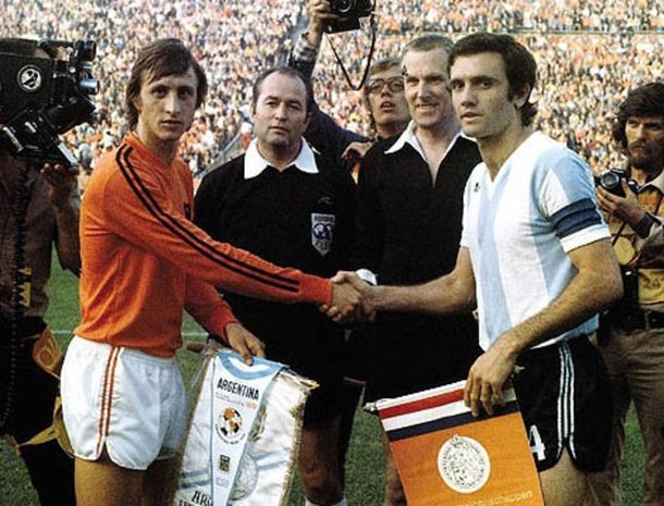 Johan Cruyff y Roberto Perfumo en el Mundial de Alemania Federal 1974