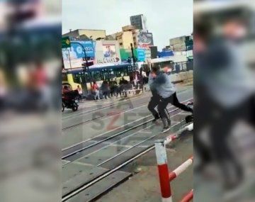 VIDEO: Feroz pelea a martillazos en las vías en Liniers