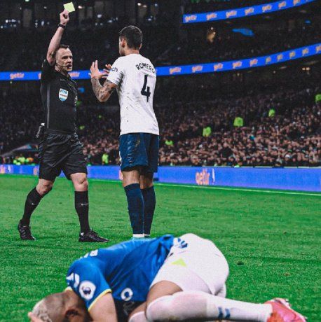 La terrible patada de Cuti Romero a Richarlison