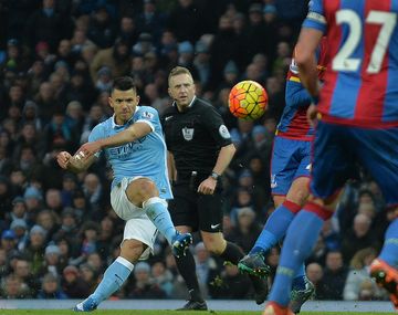 Agüero metió un doblete para la goleada del City