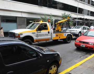 Hallan un cadáver dentro de un auto en un playón de acarreo de la Ciudad
