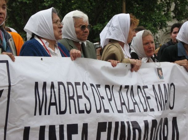 La Linea Fundadora de las Madres va a Plaza de Mayo