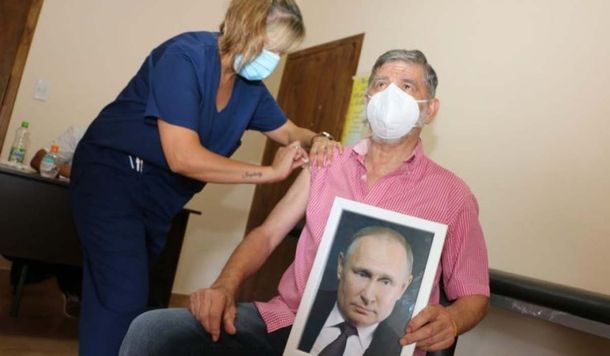 Putin le respondió al Intendente que se aplicó la vacuna con una foto suya