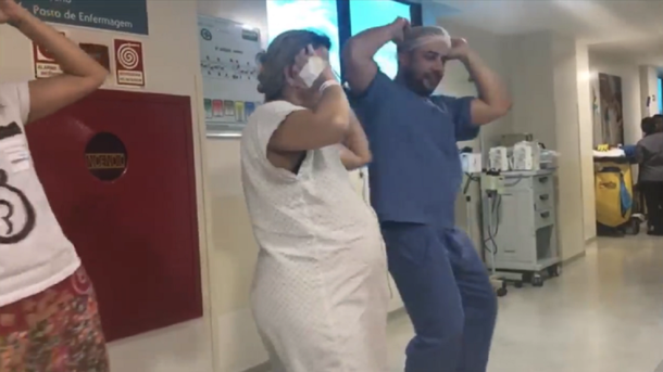 Un médico hacer bailar Despacito a una embarazada