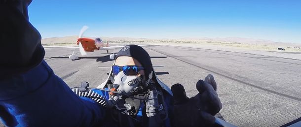VIDEO: Un piloto casi muere decapitado por el ala de una avioneta