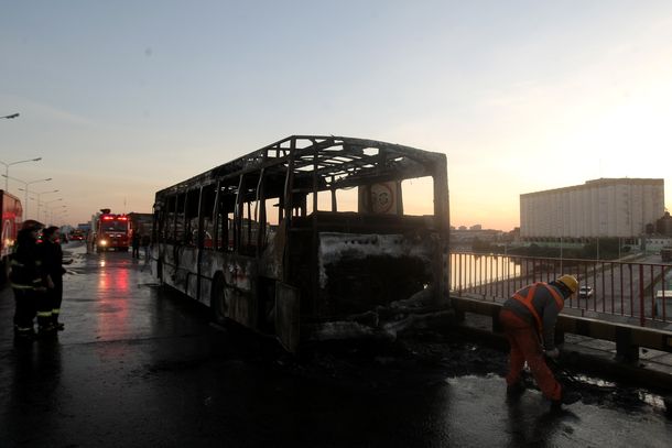 VIDEO: Impresionante incendio de un colectivo en Puente Pueyrredón