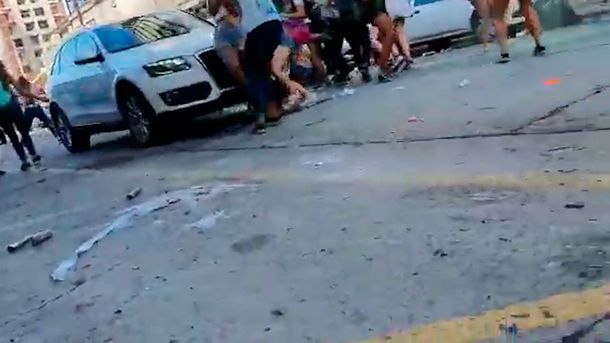 VIDEO: Un hombre atropelló a jóvenes que festejaban su UPD en Mar del Plata