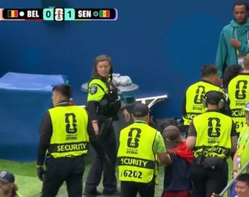 Tres personas invadieron el campo de juego durante Bélgica-Senegal.