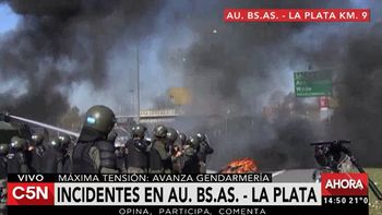 incidentes en un violento piquete en la autopista buenos aires - la plata incidentes en un violento piquete en la autopista buenos aires - la plata
