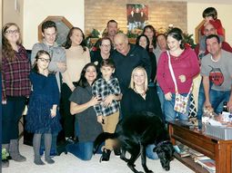 querian una foto grupal para navidad y el perro aporto su regalo querian una foto grupal para navidad y el perro aporto su regalo