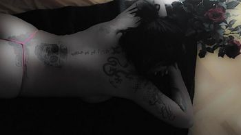 Daniela Cardone, en hilo dental rosa Daniela Cardone, en hilo dental rosa