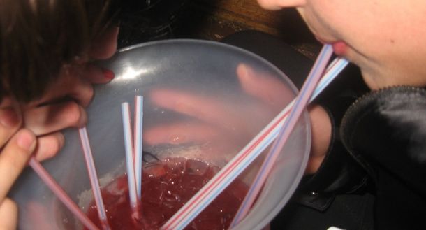 Drogaron a una joven con una jarra loca en una fiesta y la violaron entre tres hombres