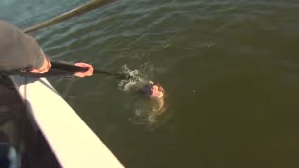 ¿Se cayó o se tiró? El blooper de una notera que terminó en el agua
