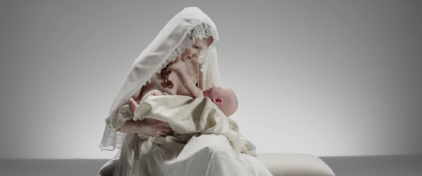 Polémica por una publicidad en la que un robot amamanta a un bebé