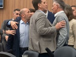 casi se van a las manos: tenso cruce entre un diputado peronista y uno libertario en la comision de presupuesto