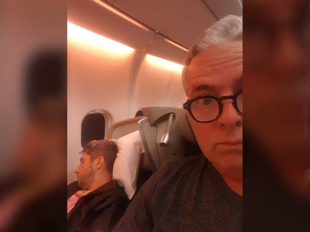 Habló el hombre que le sacó la foto a Jey Mammón en el avión: qué dijo