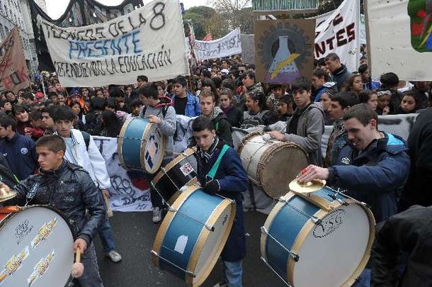 Docentes y alumnos de escuelas técnicas protestan en el Ministerio porteño