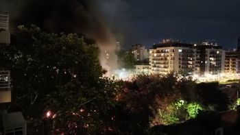 tension en colegiales por incendio de vagones abandonados: el video tension en colegiales por incendio de vagones abandonados: el video