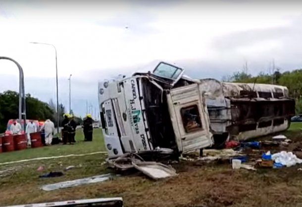 Choque fatal en la Autopista Cámpora: volcó un camión y murió el chofer