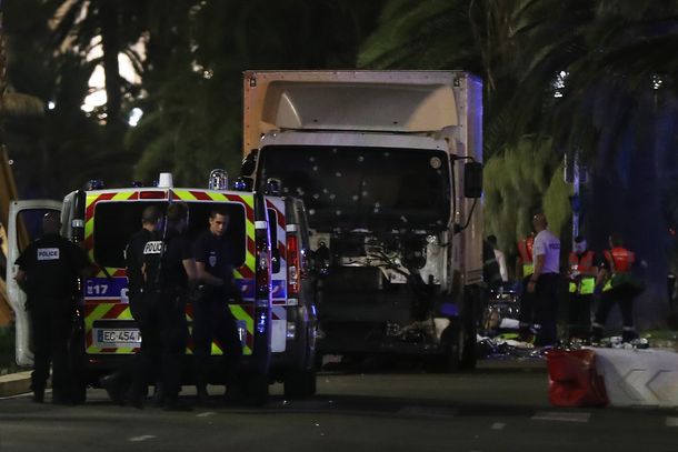 Un terrorista a bordo de un camión arrolló a una multitud: al menos 84 muertos