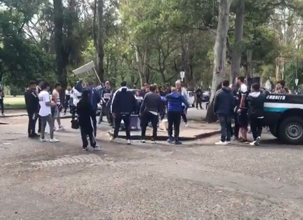 Hinchas de Gimnasia de La Plata rompieron un stand de campaña de Javier Milei