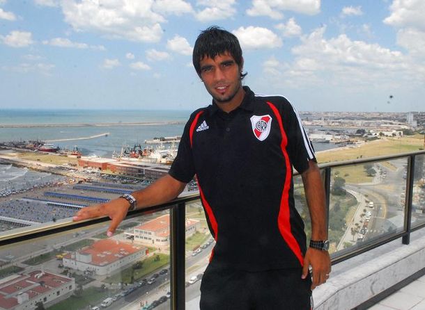 Fernández debutó con la camiseta de River. Fernández debutó con la camiseta de River.
