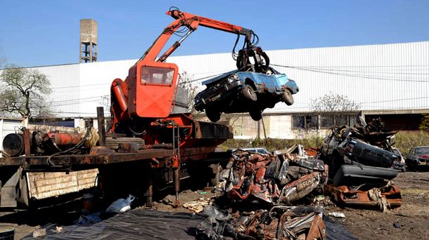 El Gobierno porteño puso en marcha un plan para compactar autos