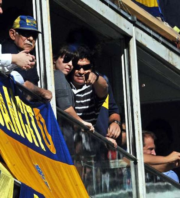 Diego Maradona junto a Dalma en la Bombonera