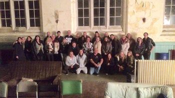 Un grupo de cazafantasmas británicos visitó un hospital abandonado de la ciudad de Liverpool y se encontró con una invitada inesperada. Un grupo de cazafantasmas británicos visitó un hospital abandonado de la ciudad de Liverpool y se encontró con una invitada inesperada.