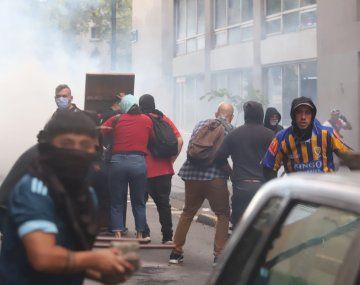 Prohibieron a 26 barras entrar a estadios tras la represión en la marcha