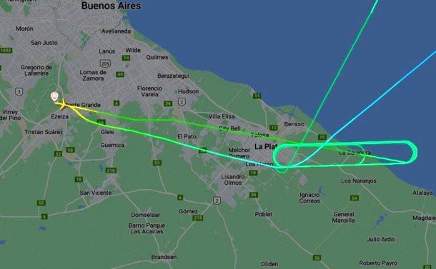 La Plata: grabaron un avión de Aerolíneas Argentinas que sobrevoló la ciudad un largo rato La Plata: grabaron un avión de Aerolíneas Argentinas que sobrevoló la ciudad un largo rato