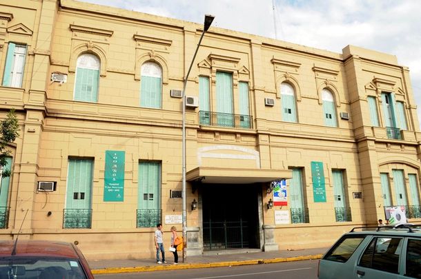 A un policía se le escapa un tiro y hiere a una médica