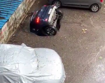 Se hundió un auto en un estacionamiento de la India
