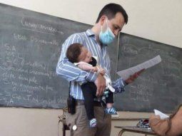 Un profesor cuidó a la beba de una alumna para que ella pudiera estudiar