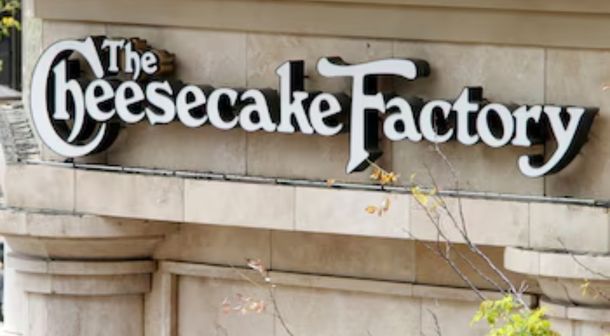 Largas filas para comprar en The Cheesecake Factory: el local que desilusionó a los clientes