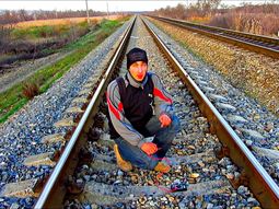 Uno de los youtubers del canal kreosan carga su móvil en las vías del tren Uno de los youtubers del canal kreosan carga su móvil en las vías del tren