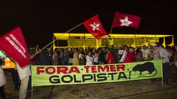 Fuera Temer ¡Golpista!, dice la bandera de militantes del PT con Planalto de fondo Fuera Temer ¡Golpista!, dice la bandera de militantes del PT con Planalto de fondo