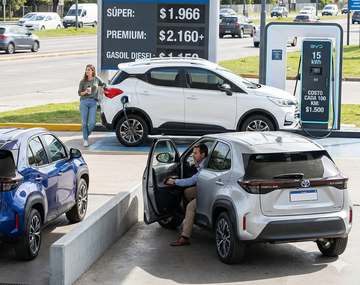 Aumento de combustibles: ¿conviene comprar un auto a nafta, híbrido o eléctrico?