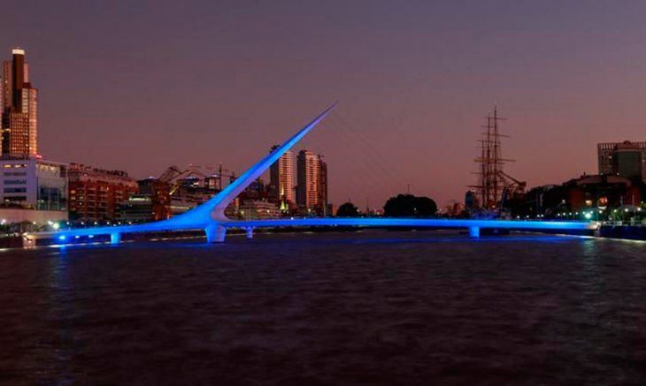 Argentina celebra la independencia uruguaya iluminando de azul monumentos de Buenos Aires