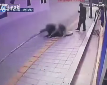 La tierra se traga a dos personas