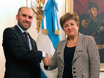 Claves del acuerdo que aprobó el FMI para refinanciar la deuda insostenible contraída por Macri