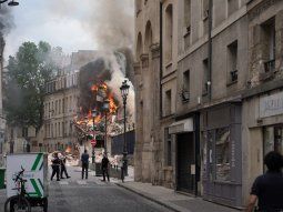 Explosión e incendio afecta a varios edificios en pleno París