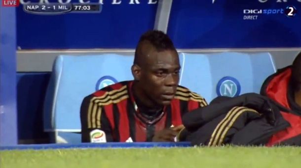 El desconsolado llanto de Balotelli por los goles de Higuaín